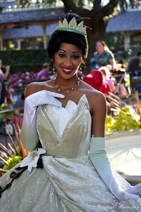 Tiana from princess and the frog at Disneyland. Tiana Disneyland, Disneyland Costumes, Disneyland Face Characters, Disney Characters Costumes, Tiana Disney, Disneyland Rides, Princess Merida, Disney World Characters, Disney Face Characters