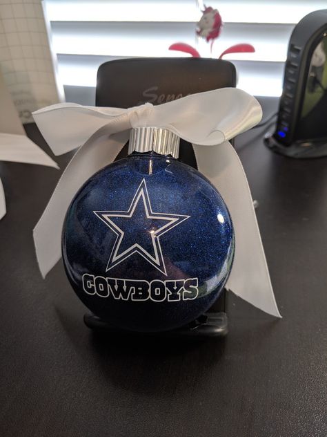 Dallas Cowboys Ornaments Diy, Nfl Ornaments Diy, Nfl Christmas Ornaments Diy, Diy Nfl Crafts Ideas, Dallas Cowboys Ornaments, Circuit Vinyl, Vinyl Christmas Ornaments, Cowboys Pictures, Christmas Glitter Ornaments