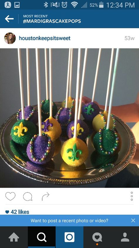 Mardi Gras Cake Pops, Mardi Gras Snacks, Fruit Display Wedding, Mardi Gras Desserts, Mardi Grad, Dipped Treats, Mardi Gras Cake, Mardi Gras Party Decorations, King Cakes