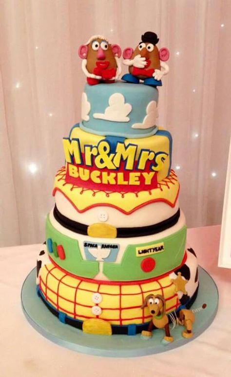 Toy story tiered wedding cake. Mr and Mrs potato head toppers Toy Story Wedding Theme, Toy Story Wedding, Story Wedding Cake, Wedding Cake Mr And Mrs, Diy Bridesmaid Dress, Mr And Mrs Potato Head, Mickey Wedding, Pixar Party, Mrs Potato Head