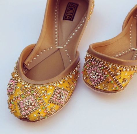 Kussa Shoes, Jutti Photography, Traditional Gota Work Flats For Wedding, Khusa Shoes Aesthetic, Elegant Wedding Shoes With Gota Work For Party, Traditional Gota Work Sandals For Party, Pakistani Shoes Khussa, Indian Jutti, Punjabi Shoes