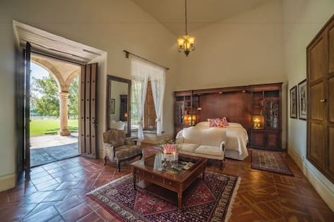 Small Spanish House, Hacienda Style Bedroom, Green Living Rooms, Spanish Style Home Exterior, Luxury Ranch House Plans, Housing Decor, Hacienda Decor, Living Room Styling, Hacienda Homes