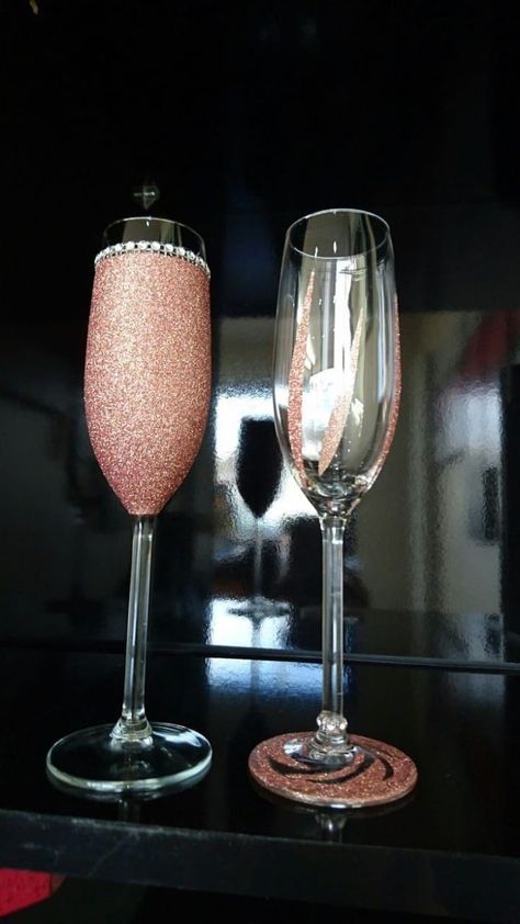 Glass decor ideas Sweet 15 Champagne Glasses, Diy Champagne Glasses Quinceanera, Quince Cups Ideas, Quinceanera Cups Ideas, Quinceanera Champagne Glasses, Glitter Champagne Glasses, Quinceanera Pillow, 15 Decorations, Crichton Ideas