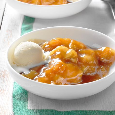 Caramel Dumplings Recipe -My family just loves these tender dumplings in a sweet, rich sauce. I love them because they turn out wonderful every time I make them...which is a lot! Samosa Recept, Caramel Dumplings, Nut Free Desserts, Apple Desserts Easy, Dumplings Recipe, Apple Crisp Recipes, Vanilla Bean Ice Cream, Salem Oregon, Refreshing Desserts