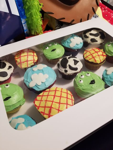 Toy Story Cloud Cupcakes, Toy Story Cake And Cupcakes, You Story Cupcakes, Toy Story Cake And Cupcake Ideas, Buzz And Woody Cupcakes, Toy Story Cupcakes Diy, Woody Cupcakes Toy Story, Toy Story Alien Cupcakes, Toy Story Themed Cupcakes