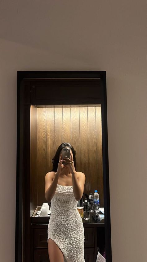 Mirror Selfie Aesthetic Girly, Dress Story Instagram, Draculaura Aesthetic Outfit, Smart Casual Dress, Fits Aesthetic, Bollywood Outfits, Desi Fashion Casual, Model Poses Photography, 90s Outfit