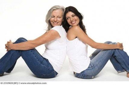 Mother Daughter Photography Poses, Mom Daughter Photos, Mother Daughter Poses, Daughter Photo Ideas, Mother Daughter Pictures, Mother Daughter Photoshoot, Mother Daughter Photos, Sister Poses, Family Portrait Poses