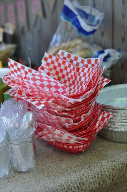 I like the idea of the hot dog baskets for kids food....but the foil pie plates might be a better idea since they hold more food. Camping Party Theme, Camp Foods, Fourth Birthday Party, Hot Dog Party, Glamping Birthday Party, Bbq Party Food, Camping Theme Birthday Party, Dogs Ideas, Camping Theme Birthday