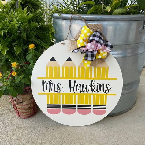 This fun design features a row of classic yellow pencils with a space in the center for the personalization of your choice.  It's the perfect spot to add your name or a sweet message to welcome others...  the choice is all yours!  Order one for your classroom or maybe as a gift for your favorite teacher!  😉 We begin with a 1/4 inch thick circle that we paint in a heirloom white on the front and back.  The design is printed over the top and the piece is finished off with a jute twine hanger so t Teacher Pencil Holder, Pencil Door Hanger, Teacher Door Hanger, Classroom Door Signs, Teacher Door Signs, Teacher Door Hangers, Appreciation Gifts Diy, Teacher Door, Teacher Classroom Decorations