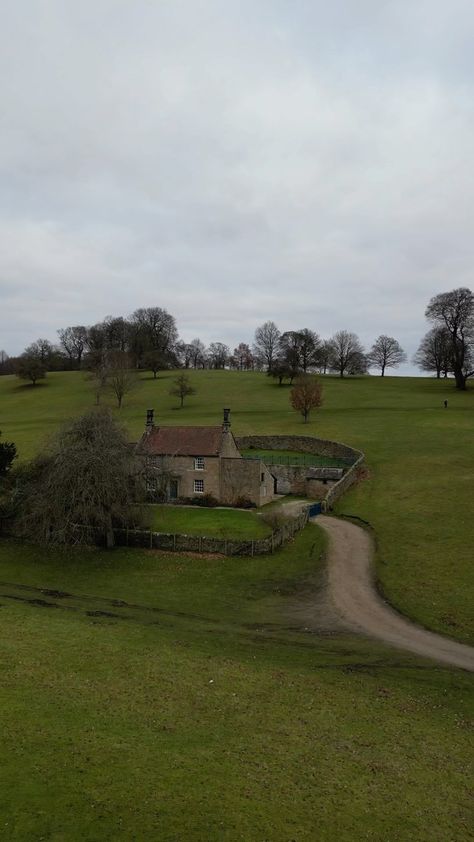 Gardeners Cottage, Chatsworth, Derbyshire Somehow I completely missed this beautiful cottage on my last visit, so this time it was the… | Instagram Gardeners Cottage, Cosy Aesthetic, English Farmhouse, Cottage Wallpaper, Countryside Cottage, Chatsworth House, True Homes, House By The Sea, Beautiful Cottages