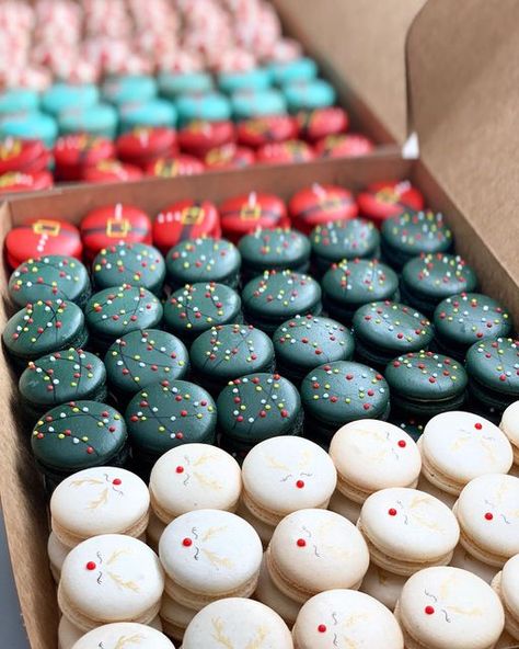 Christmas Tree Macarons, Macaroon Business, Christmas Macarons Decoration, New Year Macarons, Macarons Design, Macarons Christmas, Holiday Macarons, Macaroons Christmas, Christmas Macaron