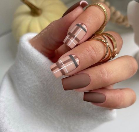 Tan Plaid Nail Designs, Plaid Dip Nails, Plaid Brown Nails, Plaid Nails Brown, Cool Black And White Nails, Fall Nails Browns, Brown Plaid Nails, Novemember Nails, Flannel Nails