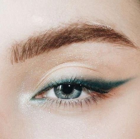 Grafik Eyeliner, Makeup For White Dress, Eyeliner Cat, Double Eyeliner, Cat Eye Eyeliner, Purple Eyeliner, Maquillage On Fleek, Eyeliner Tips, Green Eyeliner