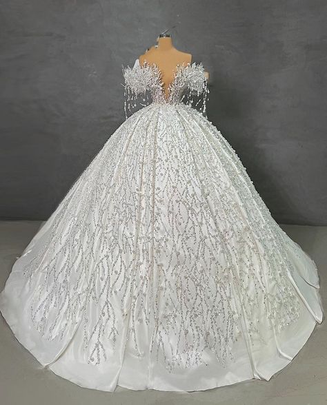 The ball bridal dress is so luxury.It is made by good quality tulle. And we are professional wedding dress factory,must give you a unforgettable wedding. We have excellent fabric and sewing,you can be assured of our quality. We can custom made the dress as your special request..syi Lebanese Wedding Dress, Elegant Wedding Dress Ballgown, Formal Dress Plus Size, Wedding Dresses Sleeveless, Dinner Gowns, Bridal Gallery, Dream Wedding Ideas Dresses, Luxury Wedding Dress, Princess Wedding Dresses