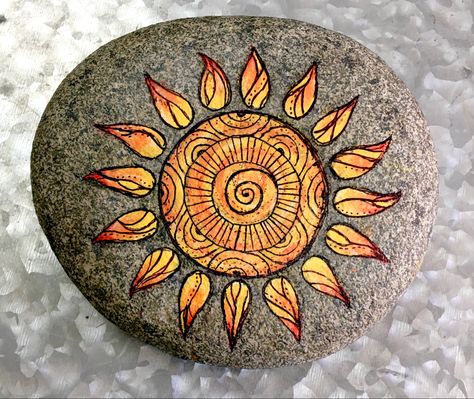 Sunshine Painted Rocks Ideas, Rock Painting Ideas Sun And Moon, Sun Mandala Painting, Sun Rock Painting Ideas, Painted Rocks Sun, Sunshine Rock Painting, Zen Painted Rocks, Rock Painting Sun, Beautiful Painted Rocks