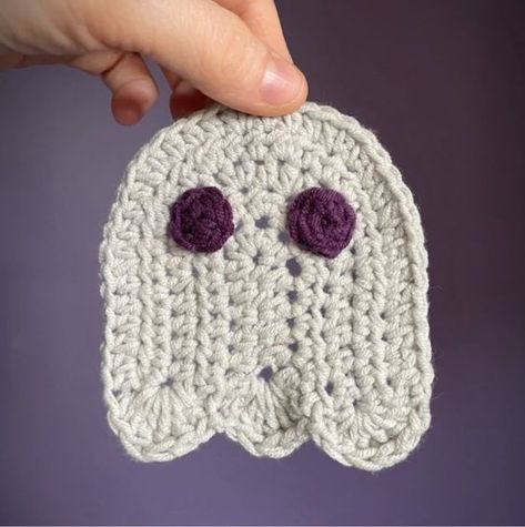 Crochet Ghost Appliqué Ghost Crochet Applique, Crochet Ghost Applique Free Pattern, Crochet Halloween Applique Patterns Free, Crochet Ghost Applique, Ghost Crochet, Crochet Christmas Garland, Crochet Appliqué, Crochet Ghost, Autumn Crochet