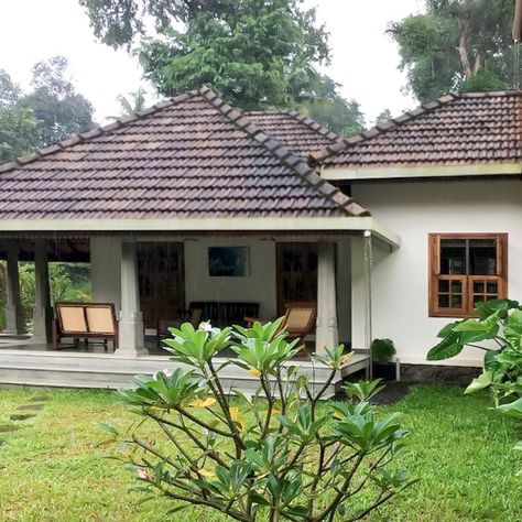 Traditional Kerala House Kerala Houses Exterior, Kerala Traditional House Exterior, Benny Kuriakose, Kerala Style House, Small House Design Kerala, Kerala Homes, Kerala Traditional House, Kerala Architecture, Kerala Home