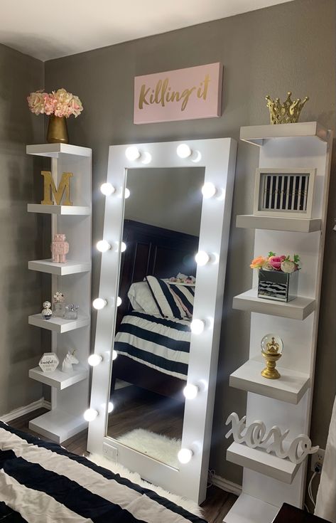 Espejos Vanity, White Vanity Bedroom, Small Room Vanity Ideas, Ideas Para Espejos En Cuarto, Vanity Mirror Ideas Bedrooms, Pink And White Vanity, Makeup Vanity Organization Ideas, Aesthetic Makeup Vanity, Vanity Ideas Bedroom Small