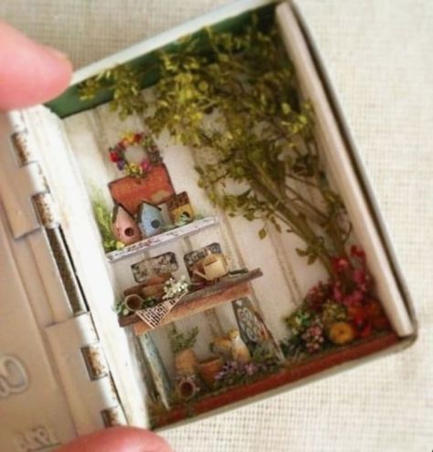 Matchbox Crafts, Altered Tins, Matchbox Art, Miniature Book, Shadow Box Art, Toys Diy, Miniature Rooms, Tin Art, Miniature Crafts