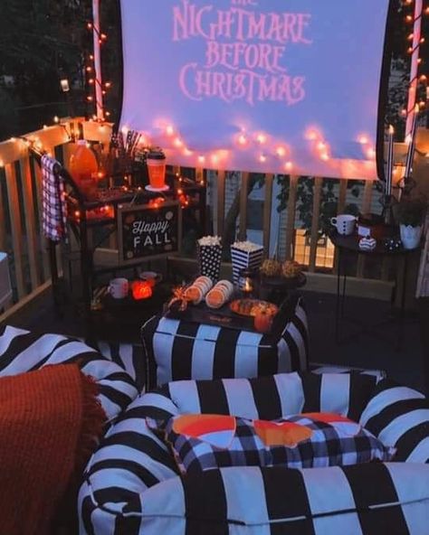 Outdoor Halloween Movie Night, Backyard Projector, Movie Night Decor, Night Balcony, Movie Night Christmas, Cozy Movie Night, Movie Night Decorations, Outdoor Movie Night, Spooky Autumn