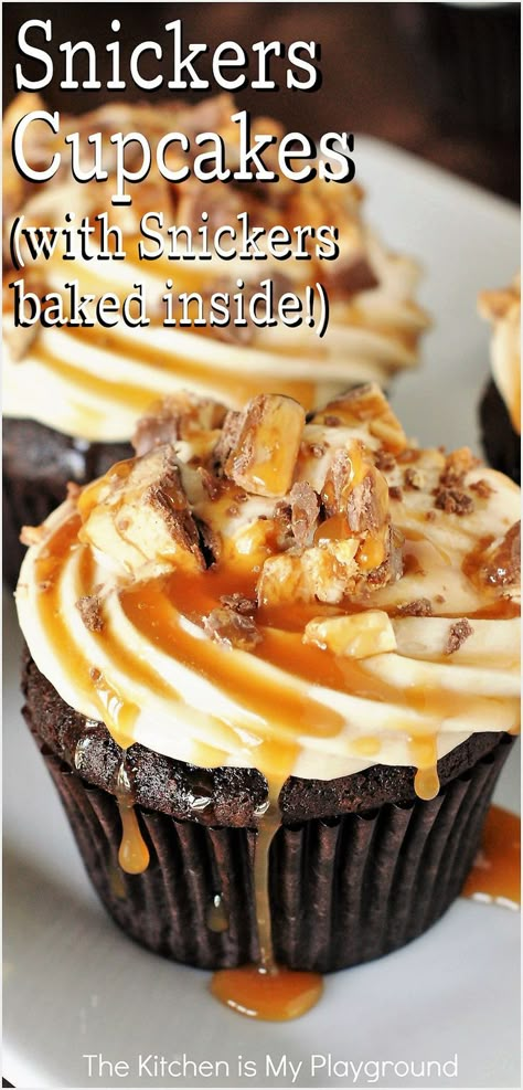 Snickers Cupcakes Gourmet Cupcake Recipes, Candy Bar Cupcakes, Snickers Cupcakes, Snicker Cupcakes, Cupcake Toppings, Specialty Cupcakes, Simple Family Meals, Fun Cupcake Recipes, Cupcake Decorating Tips