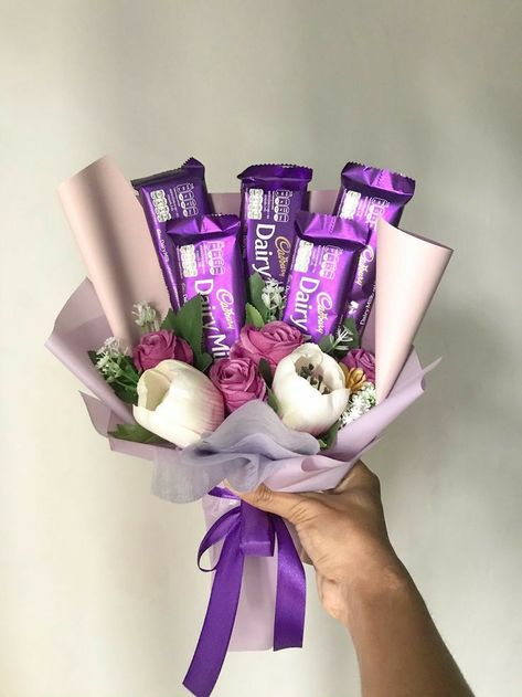 Bucket Coklat Valentine, Snack Flower Bouquet, Chocolate Boquets Simple, Buket Snack Simple, Snack Bouquet Ideas, Buket Simple, Bouquet With Chocolates, Chocolate Bucket, Bucket Flowers