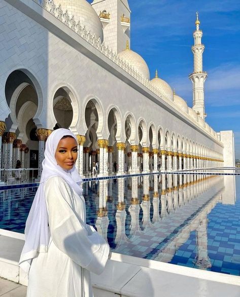 Dubai Mosque Outfit, Cruise Photoshoot, Dubai Looks, Coffee Pose, Putra Mosque, Dubai Pics, Turkey Outfits, Dubai Vibes, Fotography Ideas