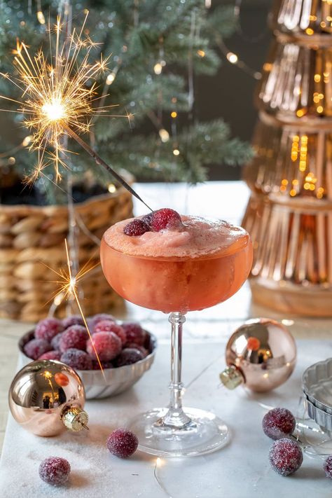 Frose Cocktail, Nye Champagne, Champagne Float, Unsweetened Cranberry Juice, Cocktail Champagne, Christmas Champagne, Wine Slushie, Best Champagne, Sugared Cranberries