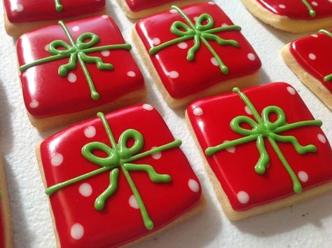 Cute Christmas Cookie Decorating Ideas, Simple Christmas Cookie Designs, Easy Christmas Cookie Designs, Present Cookies, Christmas Present Cookies, Square Shaped Christmas Cookies, Easy Decorated Christmas Cookies Simple, Simple Christmas Sugar Cookies Decorated, Cookie Decorating Ideas Christmas