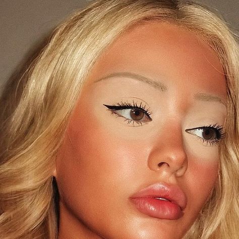 Isa on Instagram: "tan lines ☀️" Sunburn Makeup, Tan Makeup, Tanned Makeup, Cute Makeup Looks, Girl Things, Makeup Obsession, Halloween 2024, Tan Lines, Cute Makeup