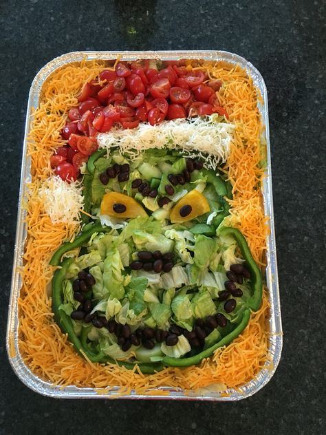 Grinch Salad!  I used lettuce/cukes for face outlined with peppers.  Black beans for eyes (on yellow pepper), nose, mouth. Then tomatoes and mozz chz for hat.  Orange cheddar for border and Wa la!! Grinch Salad, Grinch Pizza, Grinch Feast, Grinch Brunch, Grinch Treats, Grinch Birthday, Grinch Decor, Delicious Vegetarian Dinner, Christmas Salad