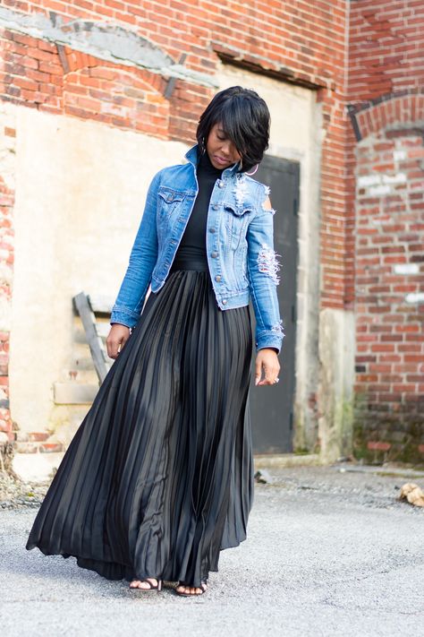 Indianapolis Style Blog, Black Pleated Maxi Skirt, Distressed Denim Jacket, All Black, Spring Outfit idea, Sweenee Style Black Pleated Maxi Skirt, Sweenee Style, Classic Outfits For Women, Spring Outfit Idea, Black Skirt Outfits, Pleated Fashion, Pleated Skirt Outfit, Womens Winter Fashion Outfits, Maxi Skirt Outfits