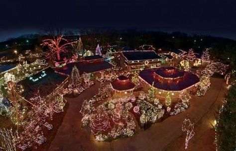 The One Restaurant In Kentucky That Becomes Even More Enchanting At Christmas Time Patti's 1880's Settlement, Harrodsburg Kentucky, Kentucky Christmas, Christmas Towns, Kentucky Travel, Horse Drawn Wagon, Holiday Village, Christmas Town, Festival Lights