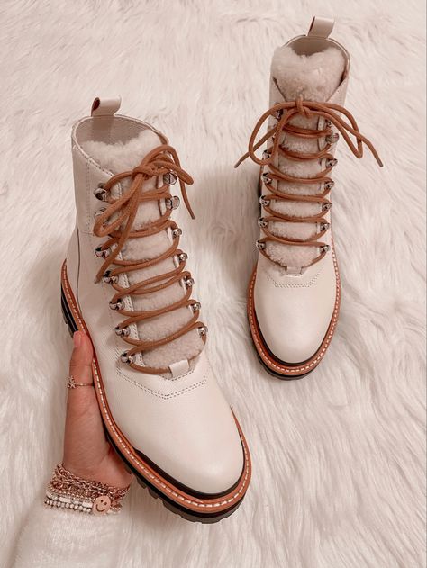 Winter Sherpa Boots, White Hiking Boots Outfit, Shoe Plug, Sherpa Boots, Fall Winter Boots, Jesus Sandals, Boss Motivation, Clothing Aesthetic, Snow Outfit