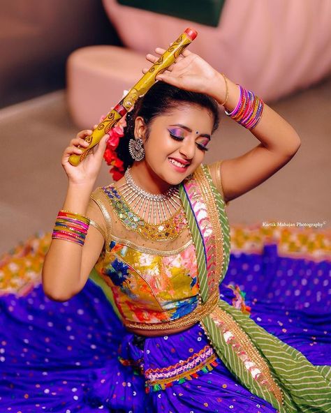 Dandiya Poses, Garba Photography Poses, Navratri Garba Photo, Garba Photography, Garba Photo, Navratri Photoshoot, Garba Poses, Rashi Shinde, Dandiya Dress