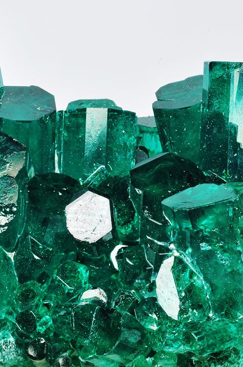 ... Verde Smeraldo, Dark Green Aesthetic, Slytherin Aesthetic, Pretty Green, Emerald Stone, Gems And Minerals, Color Therapy, Design Graphique, Green Aesthetic