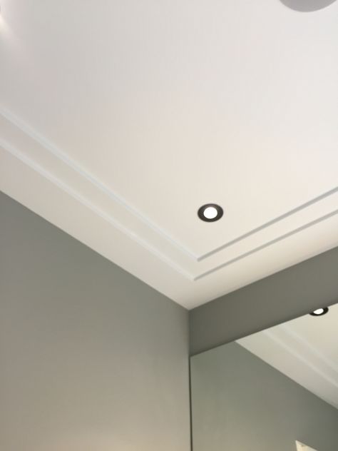 Cornices Ceiling Modern, Modern Ceiling Moulding, Simple Cornice Ceiling, Plaster Ceiling Design Simple, Simple Ceiling Trim, Modern Ceiling Molding, Cornice Design Ceilings, Plaster Ceiling Design Modern, Faux Tray Ceiling