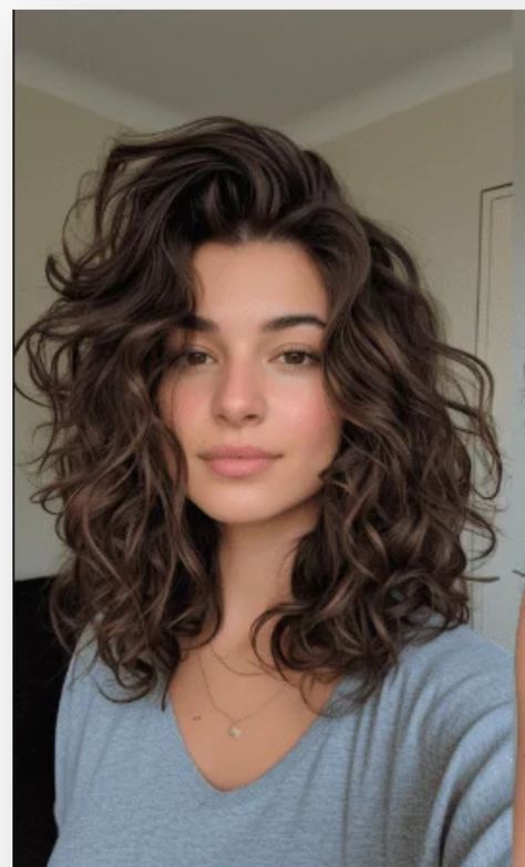 Curly Haircut Mid Length, Volumous Wavy Hair, Beach Waves For Shoulder Length Hair, Mid Length 2b Haircut, First Date Outfit Jeans, Medium Length 2c Haircut, Medium Length 2b Hair, Medium Hair Wavy, Shoulder Length Haircut For Wavy Hair