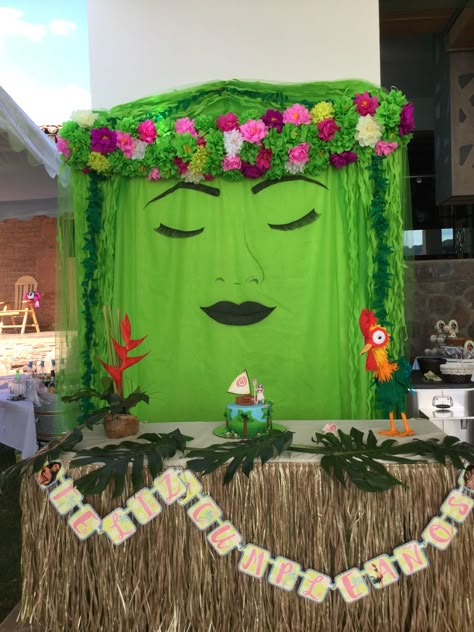 Moana Theme Decoration, Moana Themed Backdrop, Moana Backdrop Ideas Diy, Moana Halloween Decorations, Diy Moana Party Decorations, Moana Party Backdrop, Moana Homecoming Float, Moana Crafts Preschool, Trunk Or Treat Moana