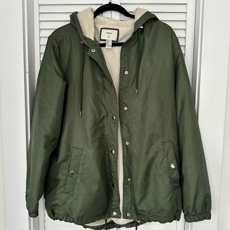 Forever 21 army green jacket Green Jackets For Women, Green Jacket Outfit Aesthetic, Green Jacket Outfit, Olive Green Jacket, Heavy Jacket, Army Green Jacket, Army Jacket, Oversized Jacket, Clothing Hacks