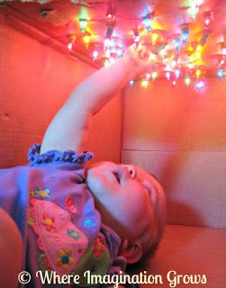 Star box for infants. Could make it into a rocket ship with the lights at the window. Theme: space Infant Classroom, Baby Sensory Play, Star Box, Toddler Play, Star Wars Baby, Baby Diy, Toddler Fun, Baby Sensory, Baby Development