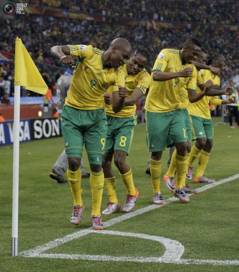 South Africa celebrates first goal in the first game of the 2010 world cup Fifa World Cup 2010 South Africa, South Africa Football Team, 2010 World Cup South Africa, African Celebrations, Soccer Celebrations, World Cup Celebration, Soccer City Stadium, South African Celebrities, Football Celebrations