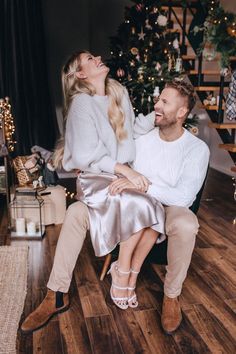 https://ru.pinterest.com/pin/40532465390435174/ Xmas Photoshoot Outfits, Outfit For Christmas Photoshoot, Indoor Christmas Photoshoot Outfits, Christmas Couples Outfit, New Year Couple Outfit, Couple Christmas Pictures Studio, White Christmas Photo Shoot Family, Winter Studio Photoshoot, Christmas Photoshoot Outfits Family