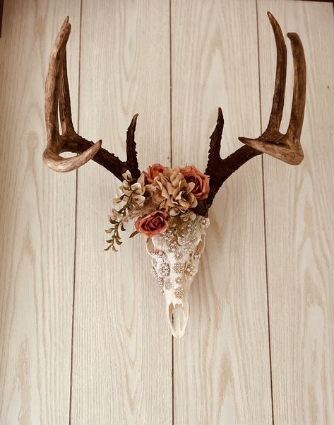 Bedazzled Deer Skull, Antler Art Diy, Decorated Deer Skull, European Deer Mount Ideas, Deer Skull With Flowers, Antlers With Flowers, Dear Antlers, Antler Centerpiece, Deer Skull Decor