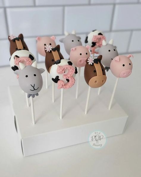 Farm Cakepops Ideas, Farm Cake Pops, Farm Animal Cake Pops, Pig Cake Pops, Animal Cake Pops, Barn Cake, Cake Popsicles, Farm Animal Cakes, Animal Birthday Cakes