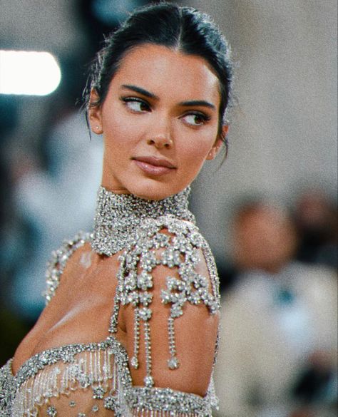 #kendall #kendalljenneroutfits #kendalljennerstyle #kendalljennermakeup #givenchy #dress #makeup #red #diamond #diamondjewellery #amazing #amazingnaturalhair #hairstyles #metgalafashion #2021 #2021trends #2020hairtrends #fashion #fashionable #fashiontrend #model #modelmakeup #kardashian #kylie #nails #nailsdesign #justinbieber #haileybieber #hailey #kyliejennernail #kyliejennerstyle #kimkardashianstyle #khloe #drake #rihanna #travisscottwallpapers #bella #bellahadidstyle #bellahadidmakeup #gigi Kendall Jenner Met Gala 2021, Kendall Jenner Met, Kendall Jenner Met Gala, Kendall Jenner Face, Kylie Jenner Style, Kendall Jenner Outfits, Kendall And Kylie Jenner, Jenner Style, Kendall And Kylie