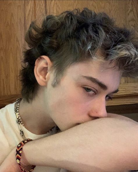 @satanroman on insta Short Grunge Haircuts Men, Grunge Boy Haircuts, Punk Hair Men, Trans Boy Haircut, Boys Dyed Hair, Ftm Haircuts, Short Shaggy Haircuts, Short Grunge Hair, Hair Inspiration Short