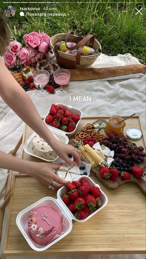 Picnic Food Ideas For Two, Picnic Set Up, Birthday Picnic Ideas, Picnic Date Food, Picnic Inspo, Aesthetic Picnic, Picnic Birthday Party, Picnic Inspiration, Picnic Birthday