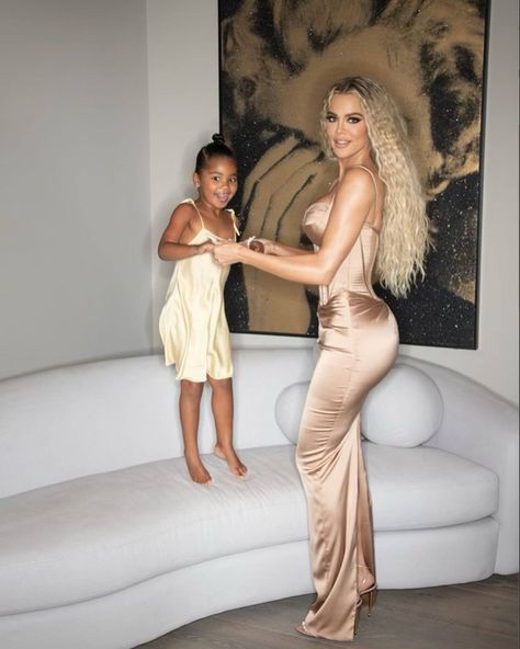 8 of Khloé Kardashian and True Thompson’s cutest mum-daughter twinning looks Estilo Khloe Kardashian, Khloe Kardashian House, True Thompson, Khloe Kardashian Style, Kloe Kardashian, Lamar Odom, Mother Daughter Fashion, Gabbana Dress, Lisa Bonet