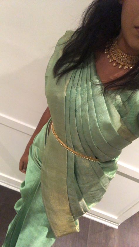 Light Green Saree Blouse Combination, Light Green Saree With Contrast Blouse, Light Green Saree Look, Light Green Blouse Designs, Light Colour Saree, Pista Green Saree Contrast Blouse, Sarees With Belt Style, Pista Green Saree, Light Green Saree